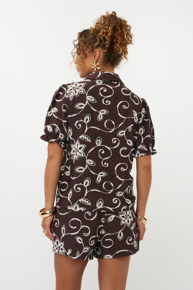 Ydence bruine dames blouse | Model achteraanzicht