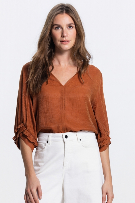 Juffrouw Jansen cognac dames blouse | Model vooraanzicht