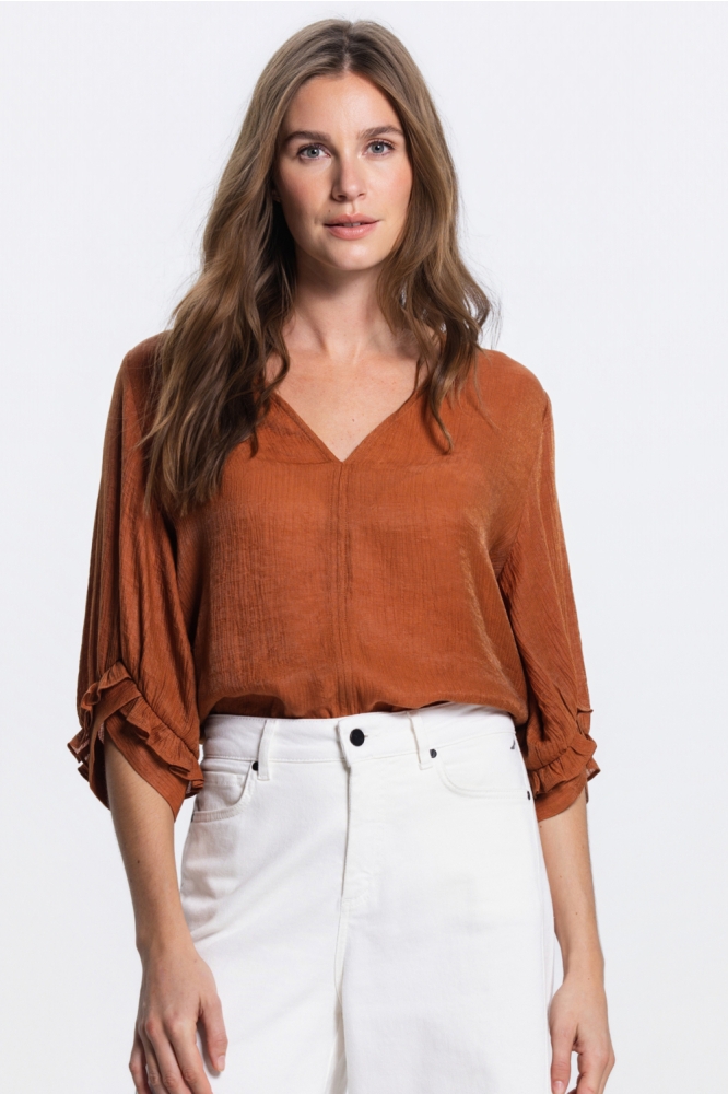 Juffrouw Jansen cognac dames blouse | Model vooraanzicht