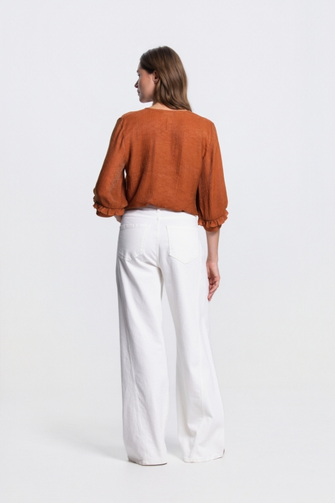 Juffrouw Jansen cognac dames blouse | Model achteraanzicht