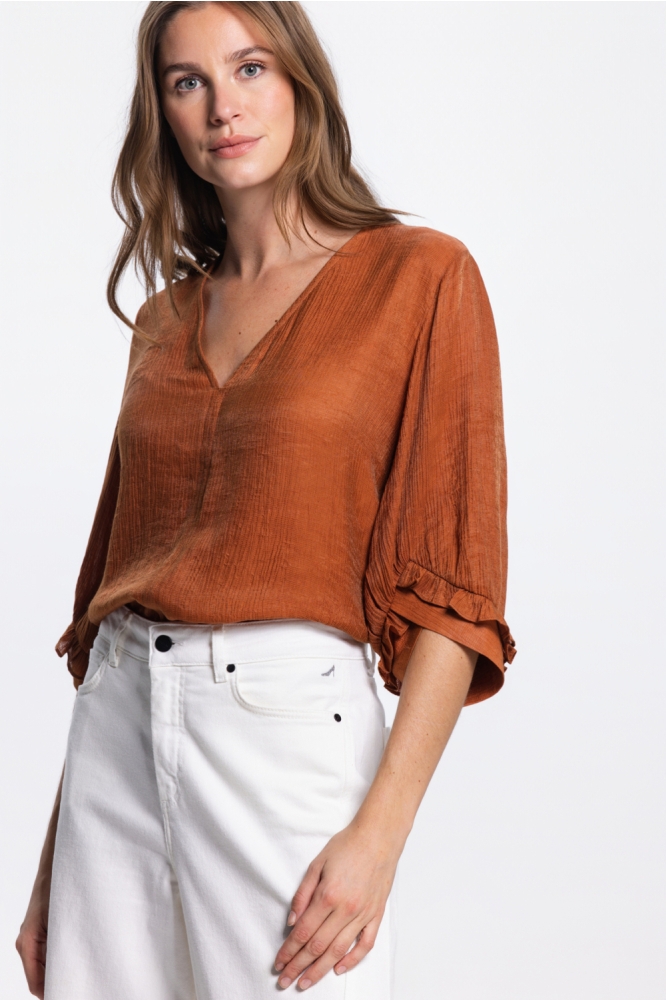 Juffrouw Jansen cognac dames blouse | Model vooraanzicht