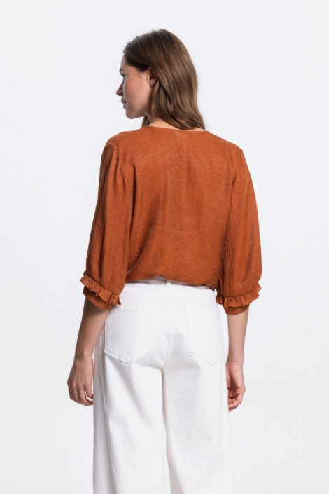 Juffrouw Jansen cognac dames blouse | Model achteraanzicht