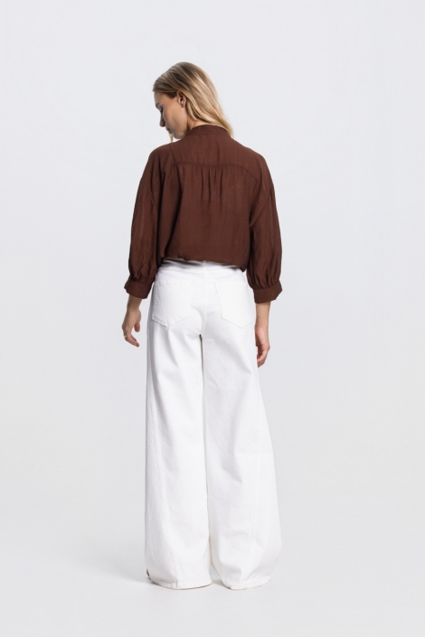 Juffrouw Jansen bruine dames blouse | Model achteraanzicht