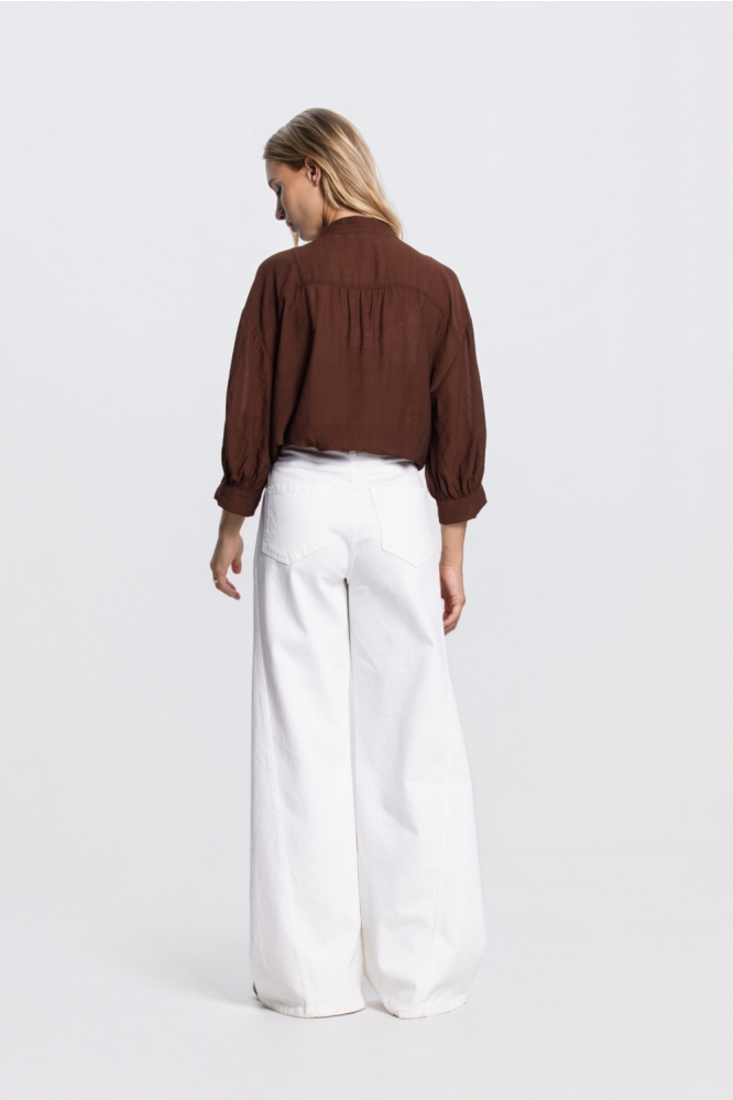 Juffrouw Jansen bruine dames blouse | Model achteraanzicht