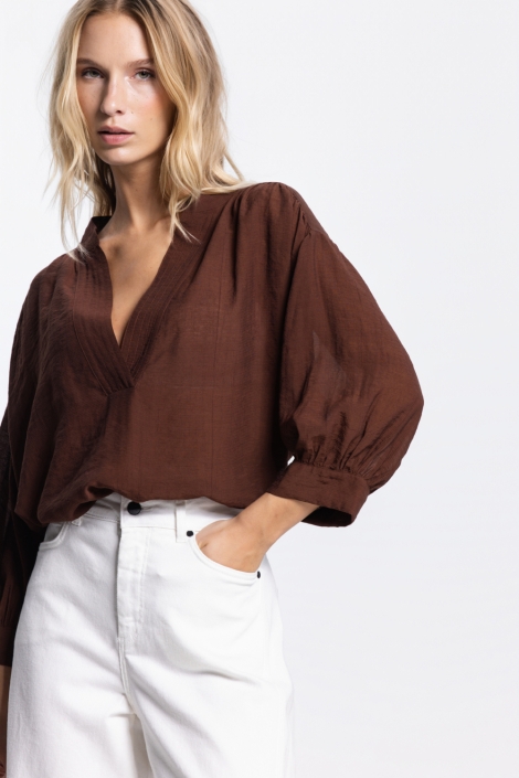 Juffrouw Jansen bruine dames blouse | Close up