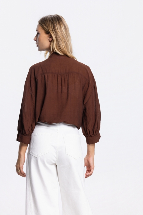 Juffrouw Jansen bruine dames blouse | Model achteraanzicht