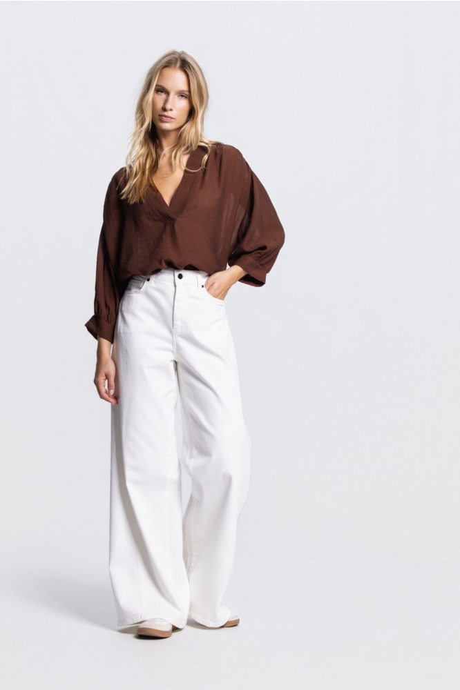 Juffrouw Jansen bruine dames blouse | Model