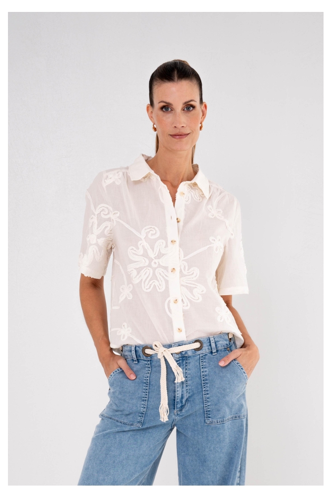 Maicazz ecru dames blouse | Model vooraanzicht