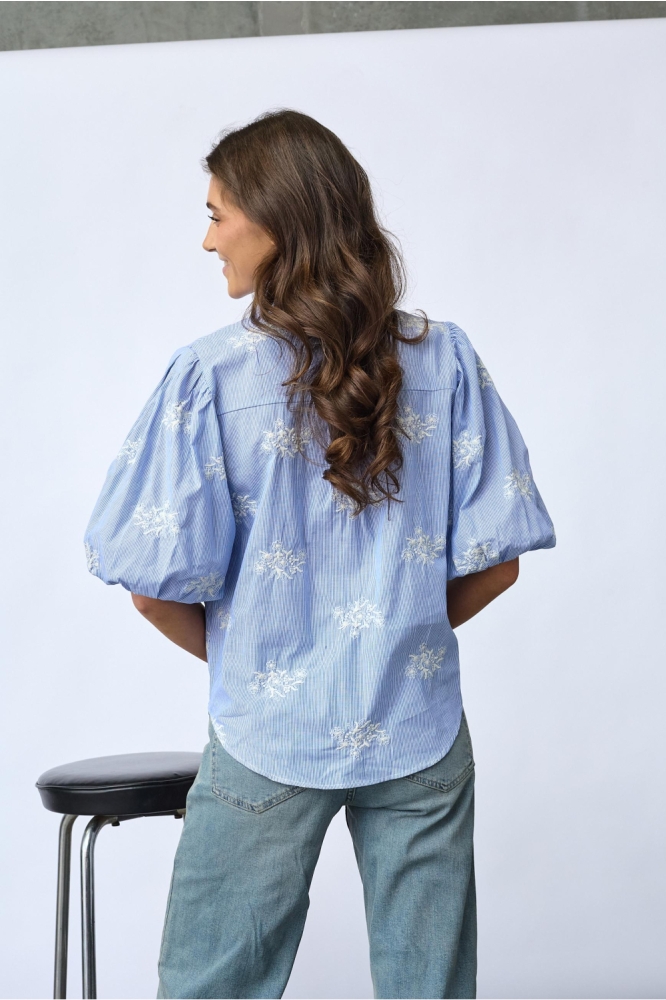 SisterS point blauwe dames blouse | Model achteraanzicht