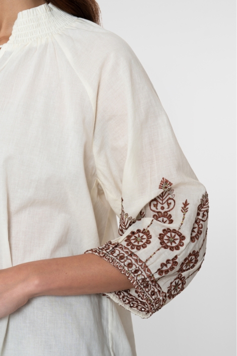 Geisha ecru dames blouse | Close up