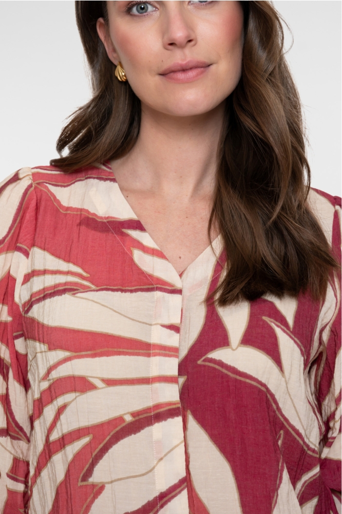Geisha rode dames blouse | Close up