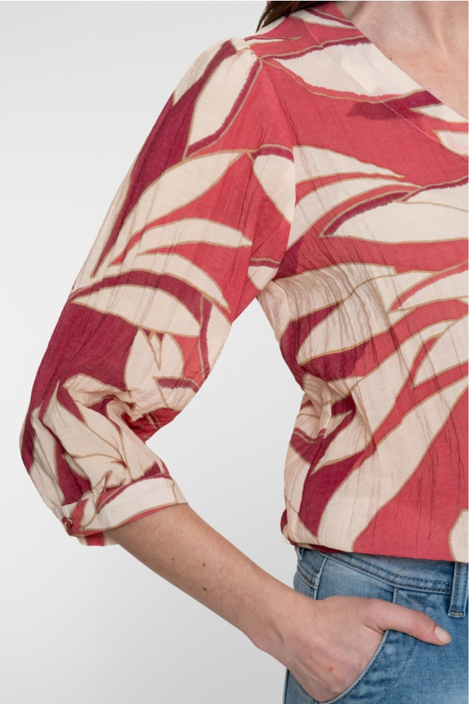 Geisha rode dames blouse | Close up