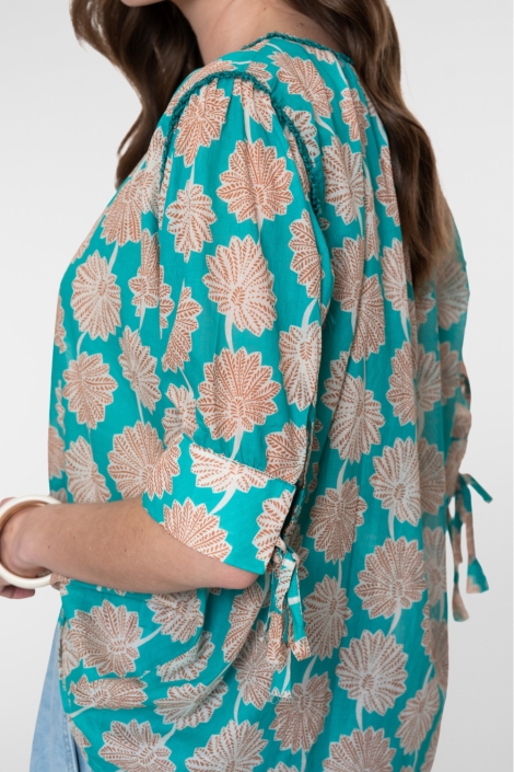 Geisha groene dames blouse | Model zijaanzicht
