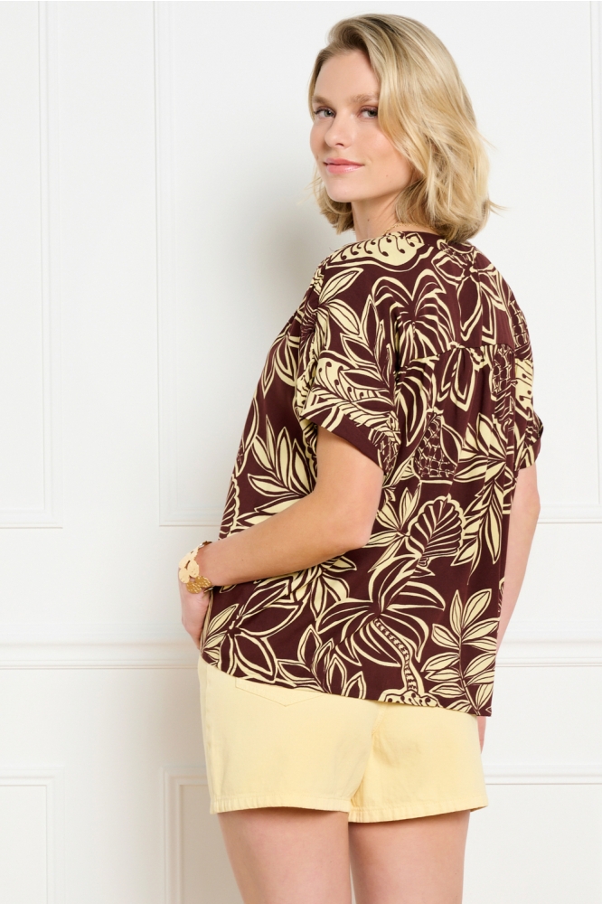 LolaLiza bruine dames blouse | Model achteraanzicht