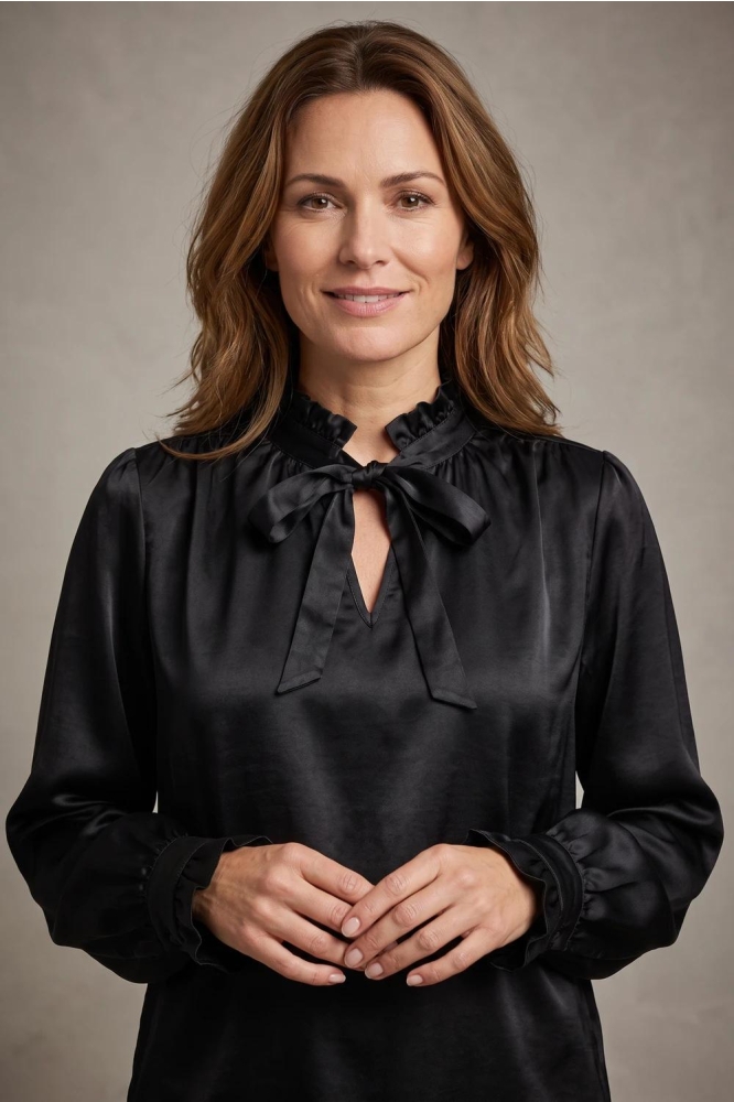 C&S The Label zwarte dames blouse | Model vooraanzicht