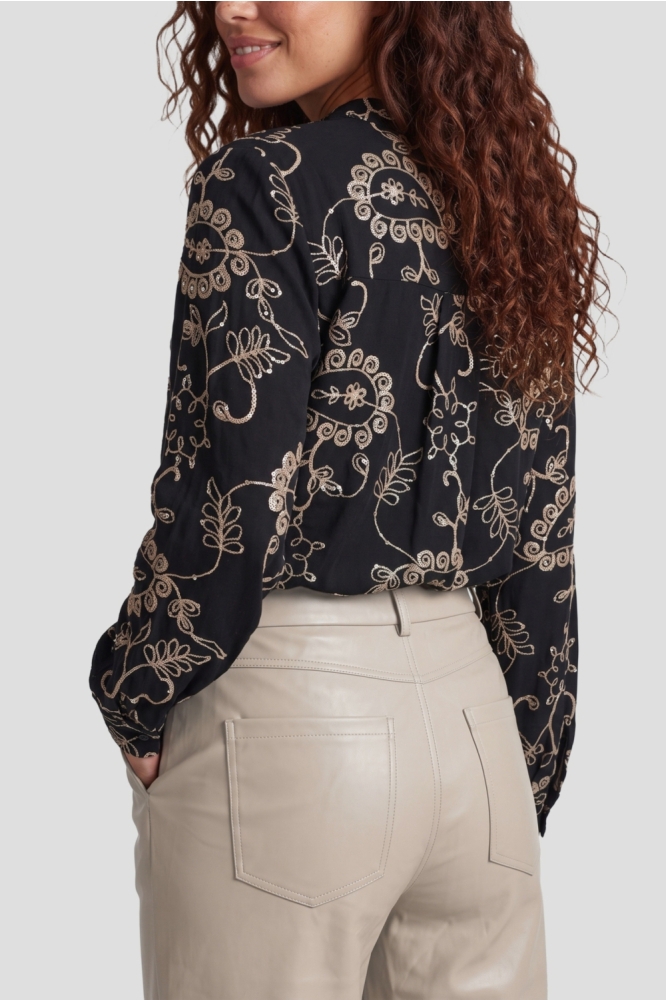 C&S The Label zwarte dames blouse | Model achteraanzicht