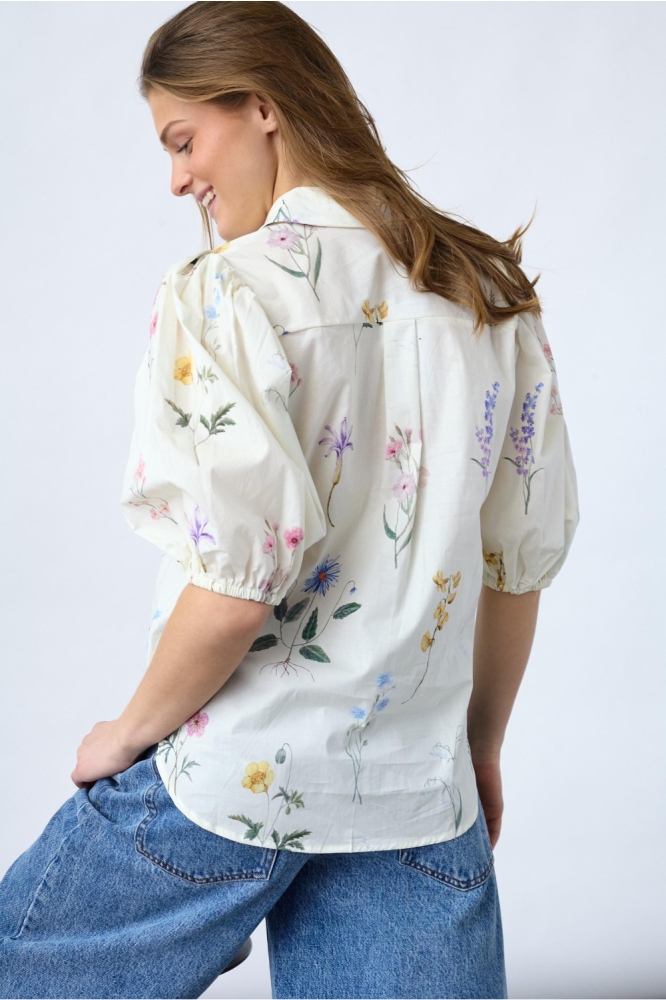 SisterS point beige dames blouse | Model achteraanzicht