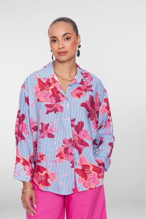 Geisha blauwe dames blouse | Model vooraanzicht