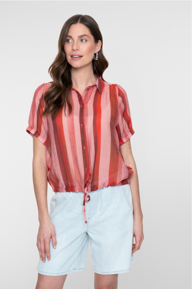 Geisha rode dames blouse | Model vooraanzicht