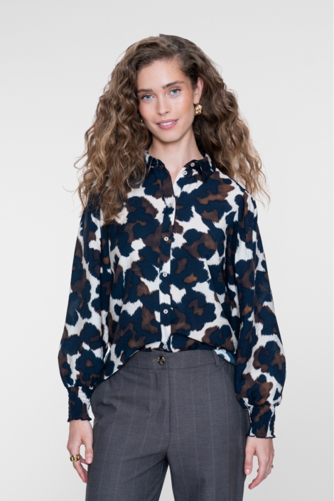 Geisha beige dames blouse | Model vooraanzicht