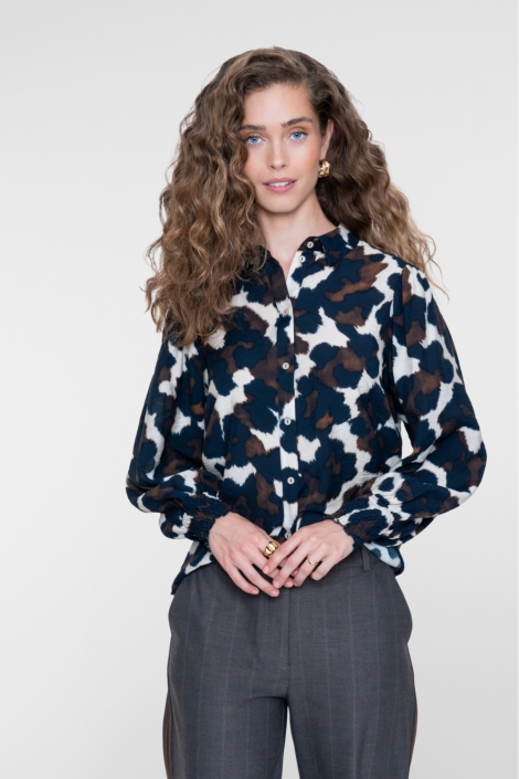 Geisha beige dames blouse | Model vooraanzicht