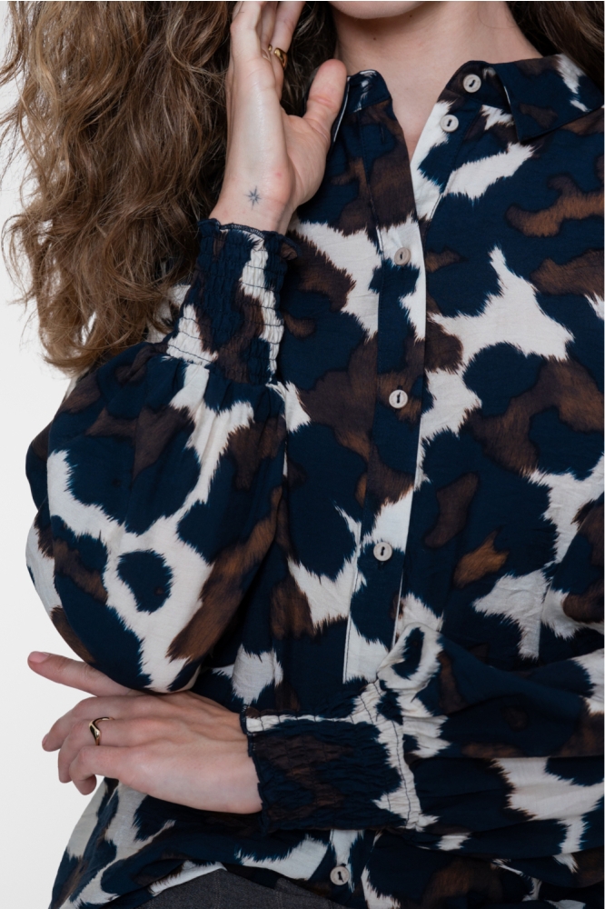 Geisha beige dames blouse | Close up