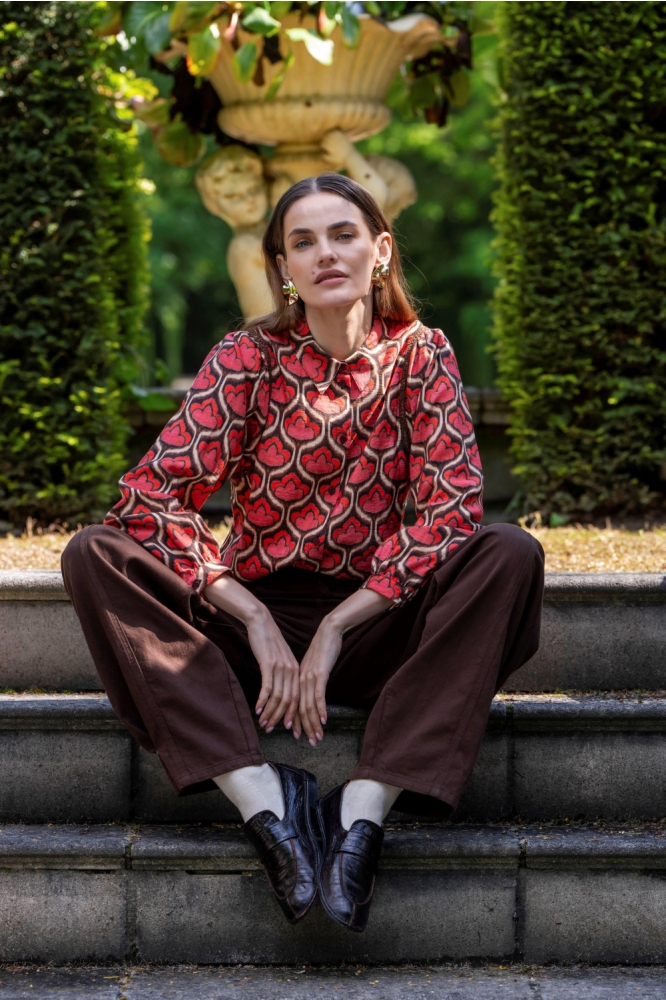 Geisha rode dames blouse | Sfeerbeeld, In situatie