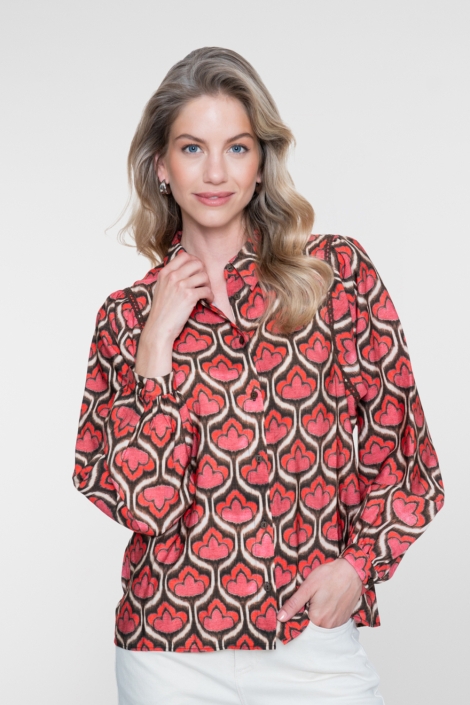 Geisha rode dames blouse | Model vooraanzicht