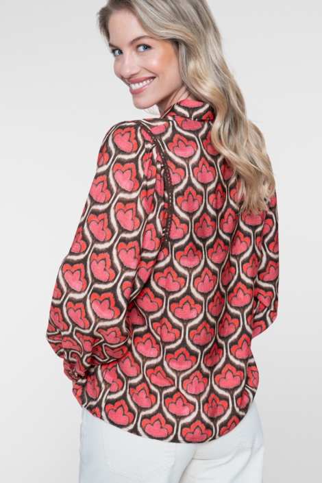 Geisha rode dames blouse | Model achteraanzicht