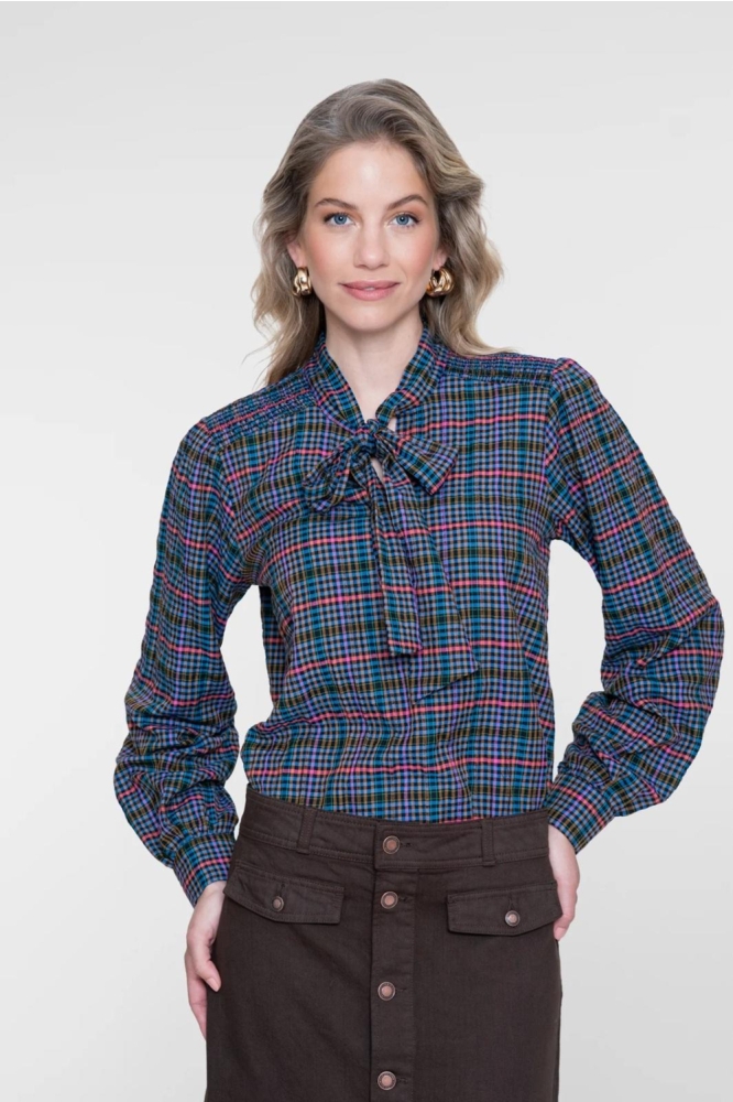 Geisha blauwe dames blouse | Model vooraanzicht