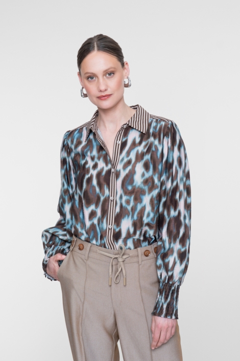 Geisha blauwe dames blouse | Model vooraanzicht