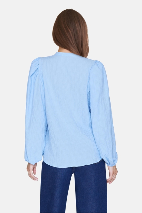 SisterS point blauwe dames blouse | Model achteraanzicht