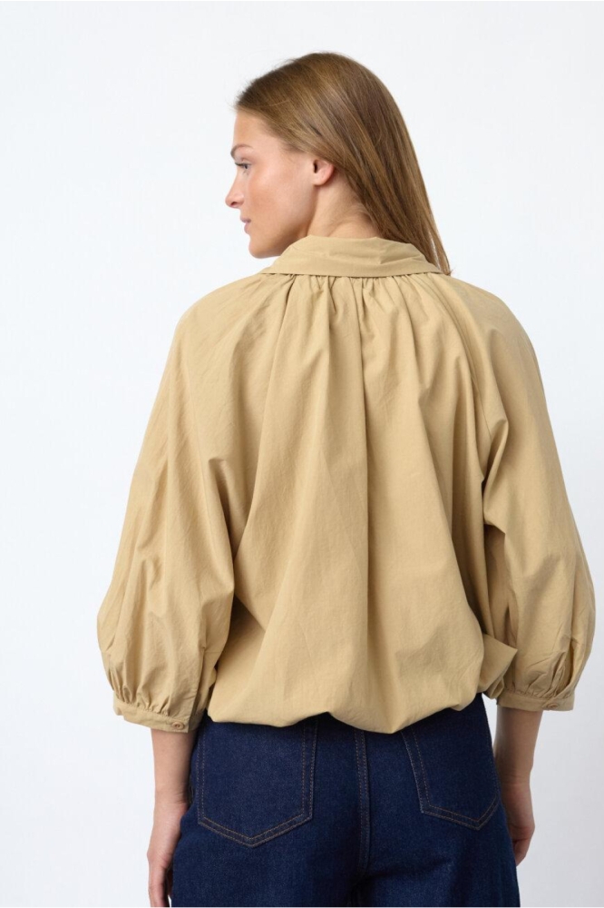 SisterS point camel dames blouse | Model achteraanzicht