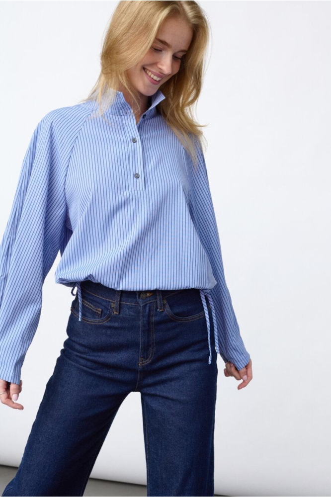 SisterS point blauwe dames blouse | Model vooraanzicht