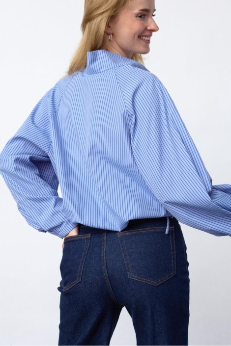 SisterS point blauwe dames blouse | Model achteraanzicht