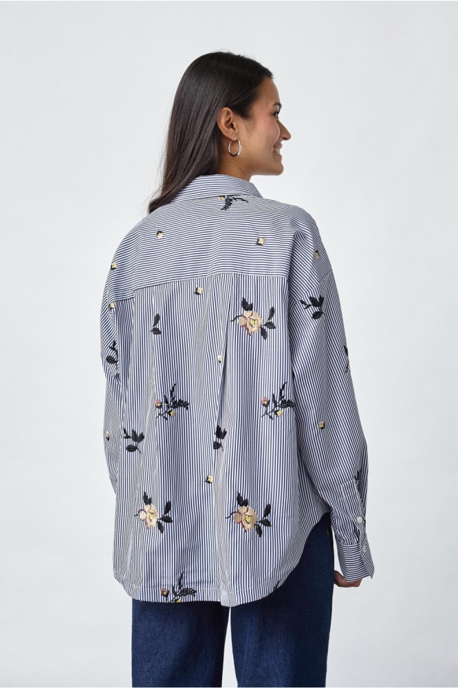 SisterS point blauwe dames blouse | Model achteraanzicht