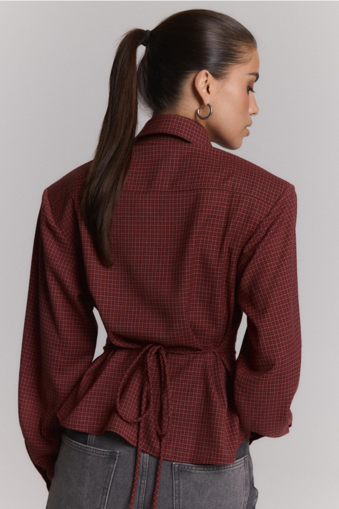 Refined Department rode dames blouse | Model achteraanzicht
