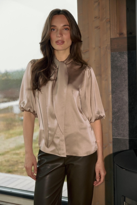 Lady Day beige dames blouse | Sfeerbeeld, In situatie