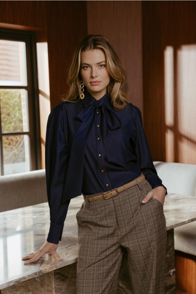 C&S The Label blauwe dames blouse | Sfeerbeeld, In situatie