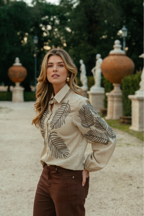 C&S The Label zand dames blouse | Model vooraanzicht
