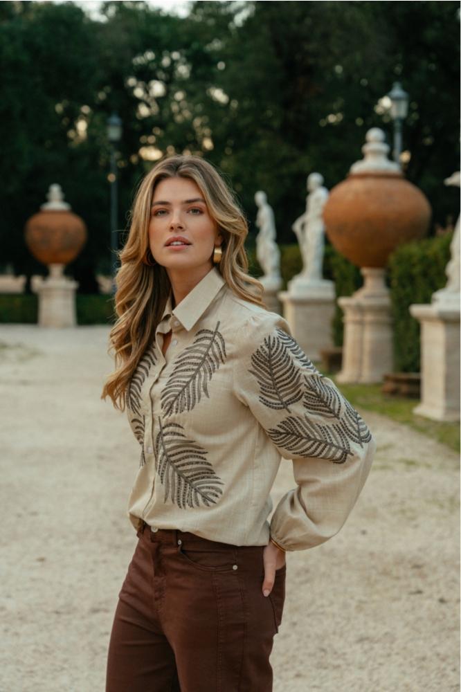 C&S The Label zand dames blouse | Model vooraanzicht