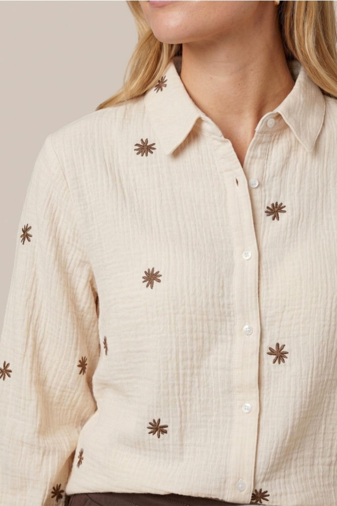 C&S The Label zand dames blouse | Close up