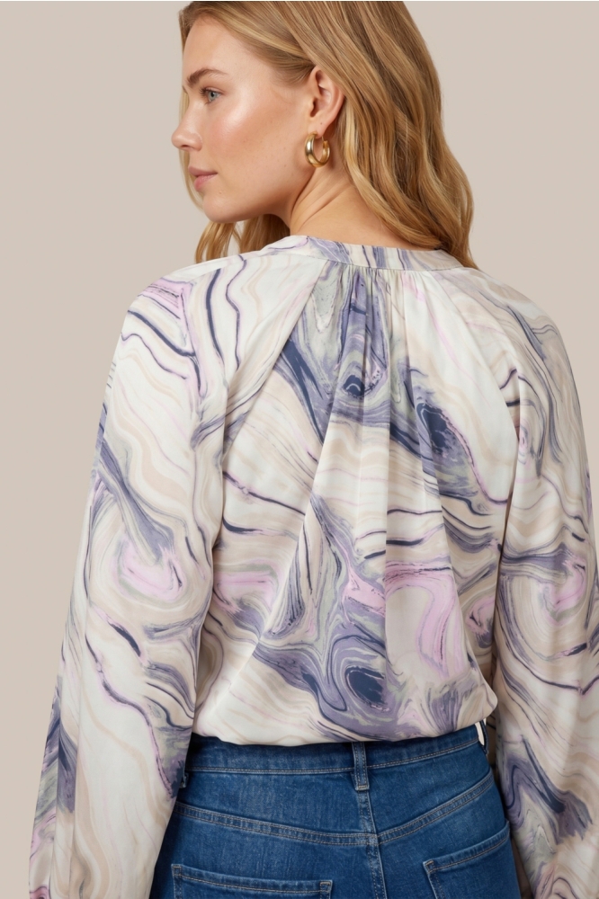 C&S The Label beige dames blouse | Model achteraanzicht