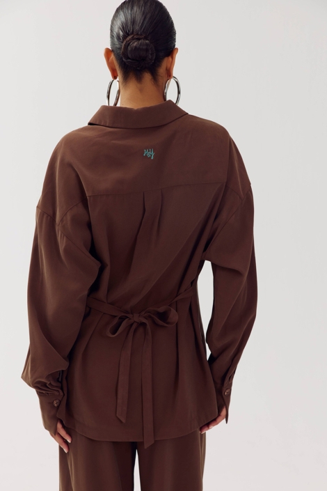 Harper & Yve bruine dames blouse | Model achteraanzicht
