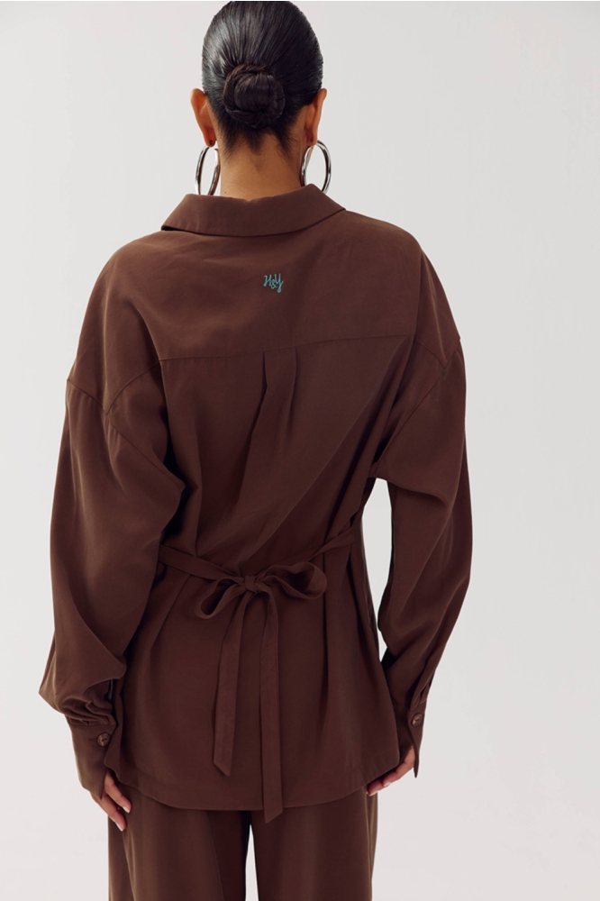 Harper & Yve bruine dames blouse | Model achteraanzicht