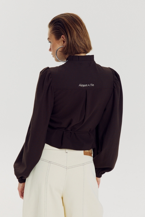 Harper & Yve bruine dames blouse | Model achteraanzicht