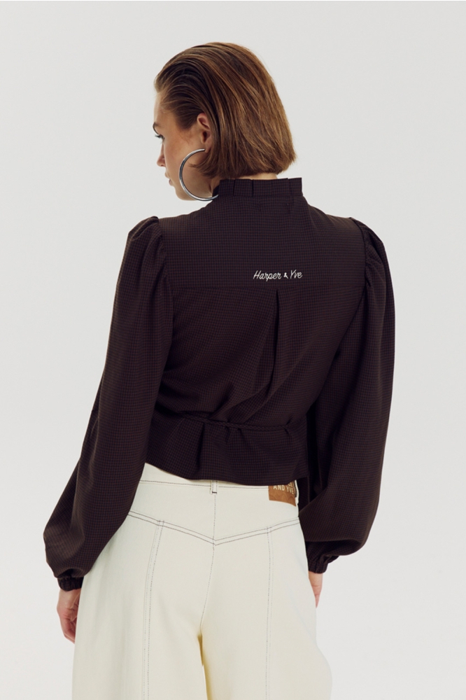 Harper & Yve bruine dames blouse | Model achteraanzicht