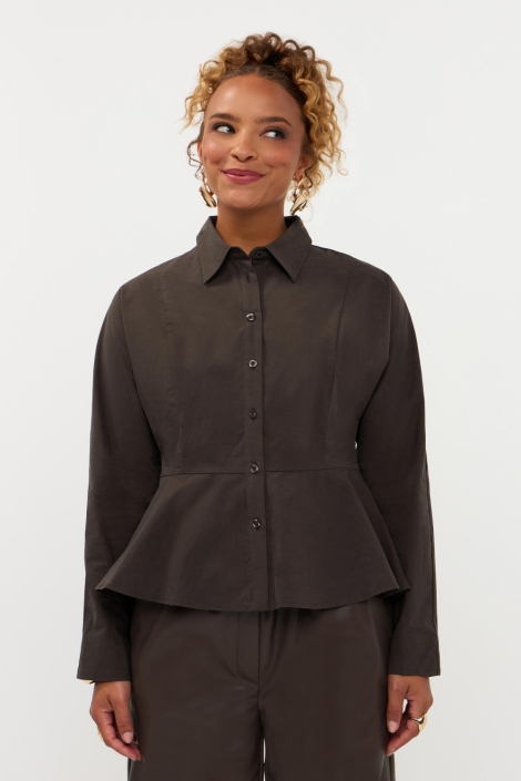 Ydence bruine dames blouse | Model vooraanzicht