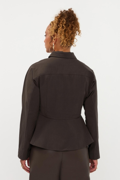 Ydence bruine dames blouse | Model achteraanzicht