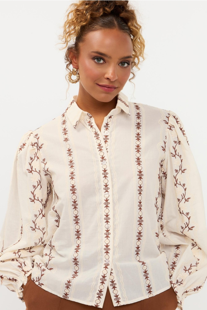Ydence ecru dames blouse | Model vooraanzicht